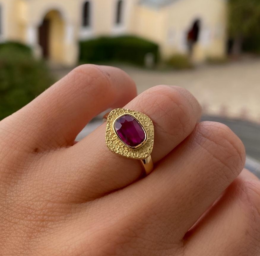 Bague en or jaune et rubis